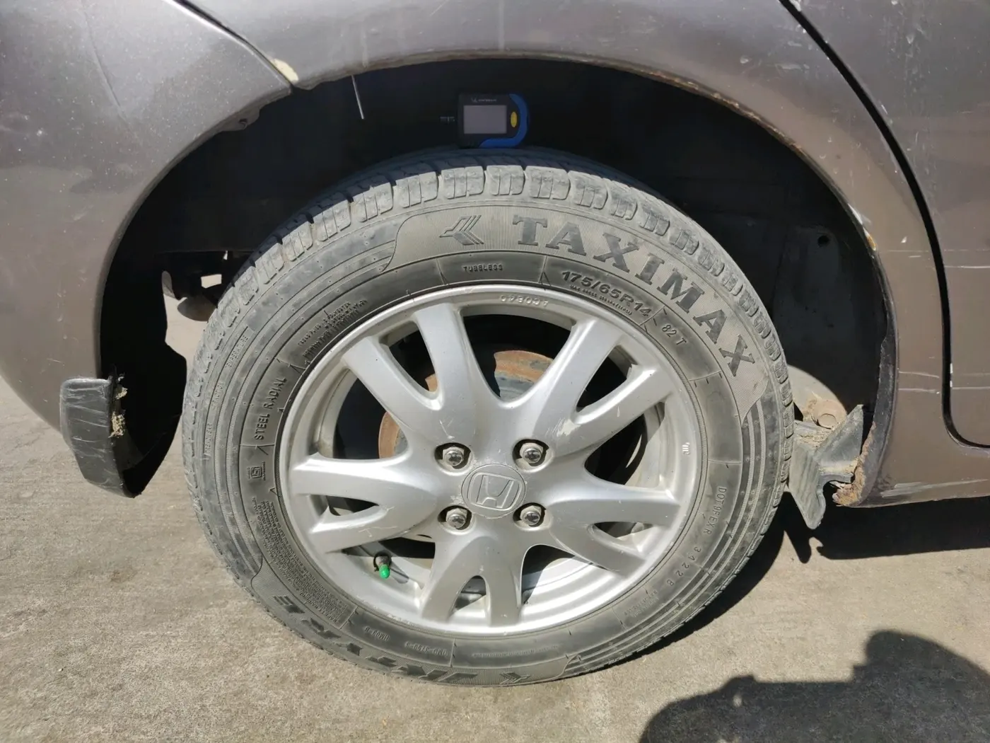 2015 Honda Brio VX AT, CNG, Automatic, 1,51,055 km, tyre