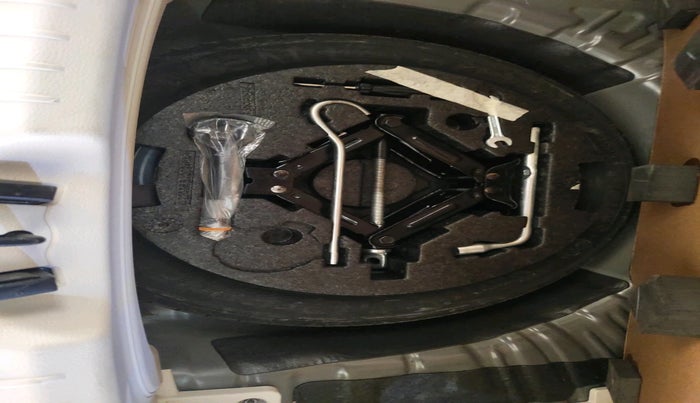 2024 Mahindra XUV 3XO AX7L 1.2 TGDi AT, Petrol, Automatic, 11,375 km, tyre