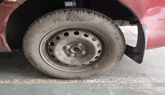 2011 Toyota Etios G, Petrol, Manual, 75,871 km, tyre