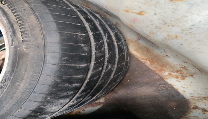 2013 Hyundai Verna FLUIDIC 1.6 CRDI SX, Diesel, Manual, 1,99,203 km, tyre