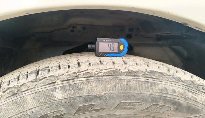 2012 Tata Safari Storme 2.2 LX 4X2, Diesel, Manual, 2,39,181 km, tyre