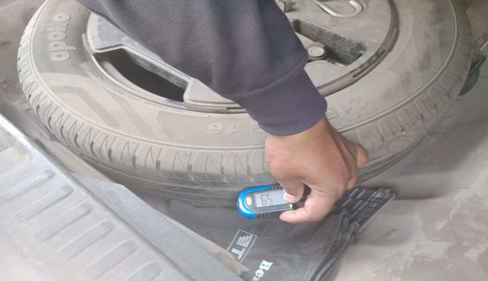 2016 Maruti Vitara Brezza ZDI PLUS, Diesel, Manual, 1,40,345 km, tyre