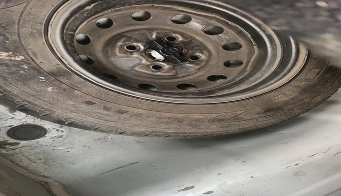 2017 Hyundai Eon ERA +, Petrol, Manual, 70,584 km, tyre