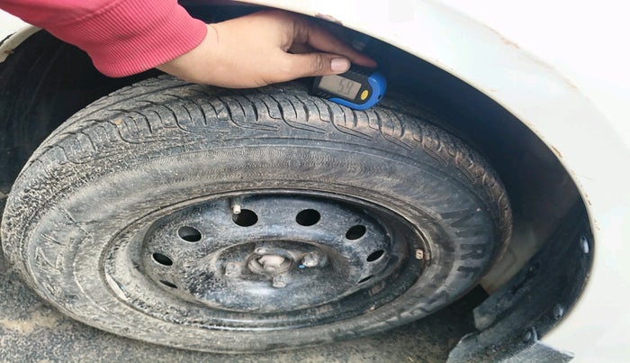 2015 Maruti Swift VXI, Petrol, Manual, 69,191 km, tyre