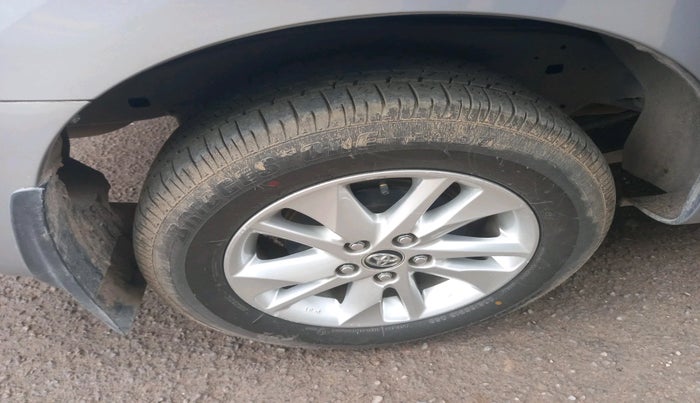 2018 Toyota Innova Crysta 2.7 GX AT 7 STR, Petrol, Automatic, 1,28,625 km, tyre