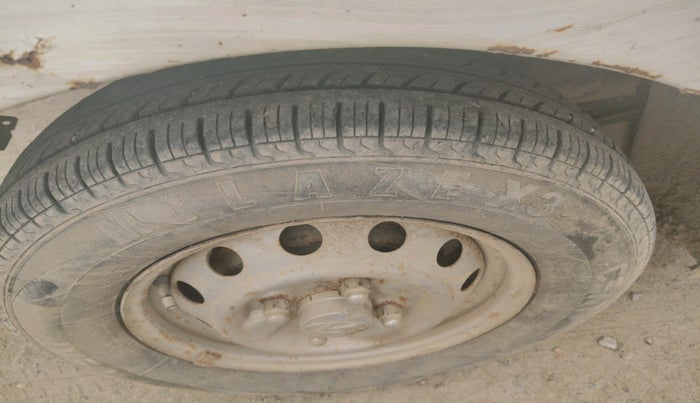 2014 Hyundai Eon ERA +, Petrol, Manual, 75,213 km, tyre