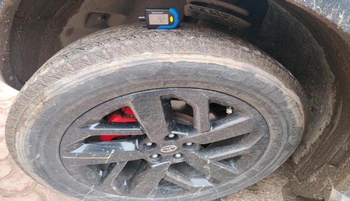 2022 Tata Safari XZA PLUS 6 S DARK EDITION, Diesel, Automatic, 38,359 km, tyre