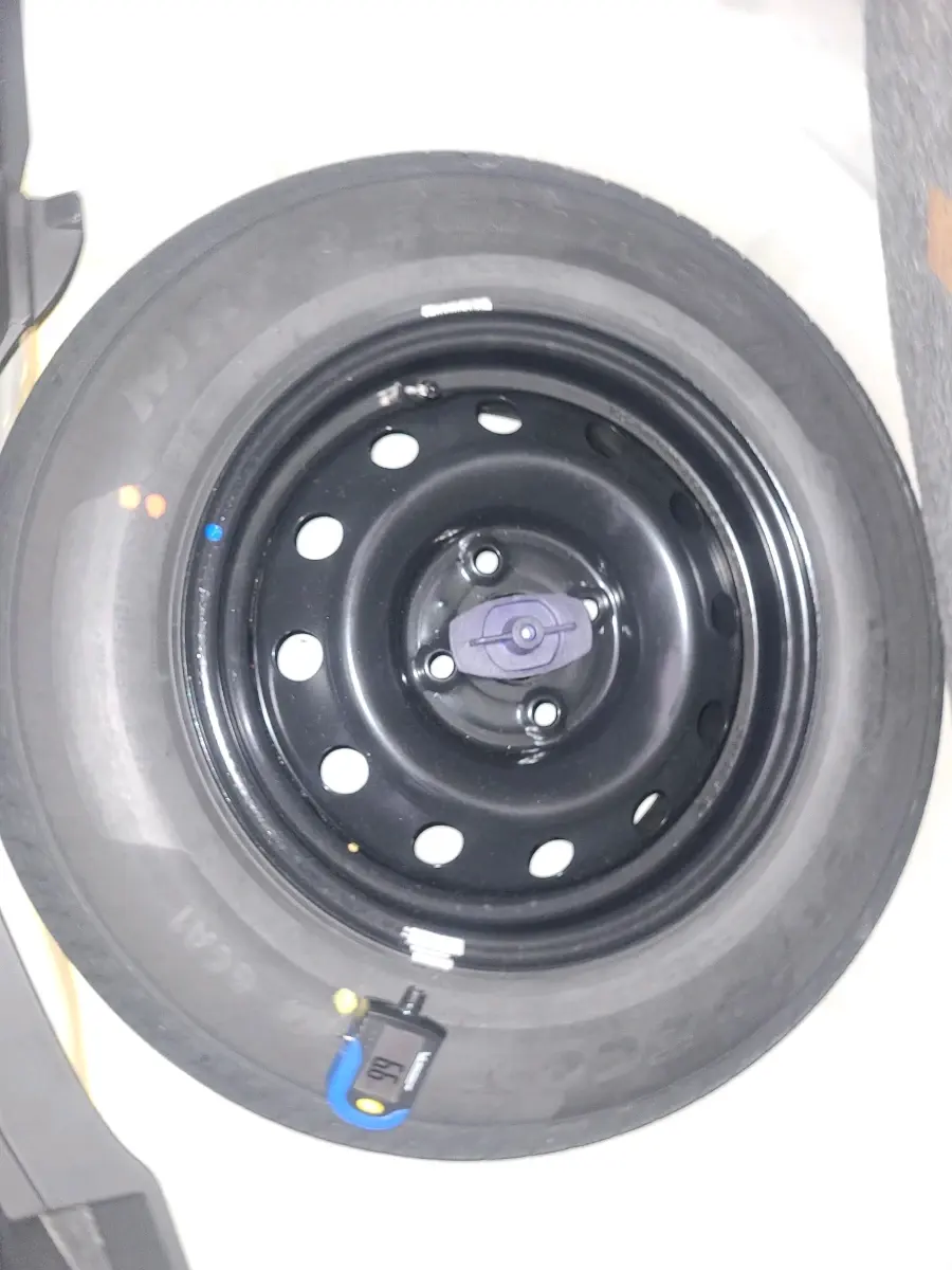 2025 Maruti Swift VXi AMT, Petrol, Automatic, 848 km, tyre