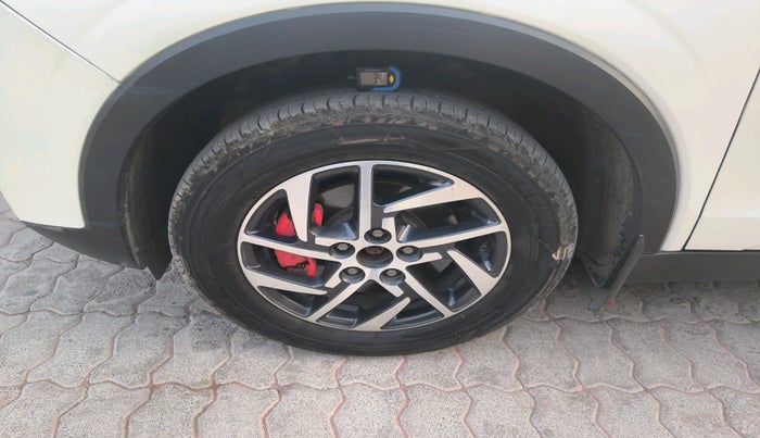 2023 Mahindra XUV300 W6 1.5 Diesel, Diesel, Manual, 70,469 km, tyre