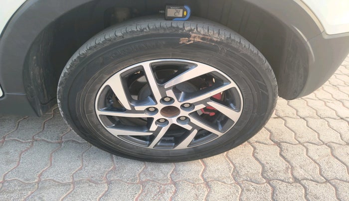 2023 Mahindra XUV300 W6 1.5 Diesel, Diesel, Manual, 70,469 km, tyre