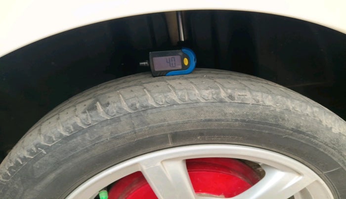 2014 Volkswagen Vento HIGHLINE DIESEL 1.6, Diesel, Manual, 1,14,545 km, tyre