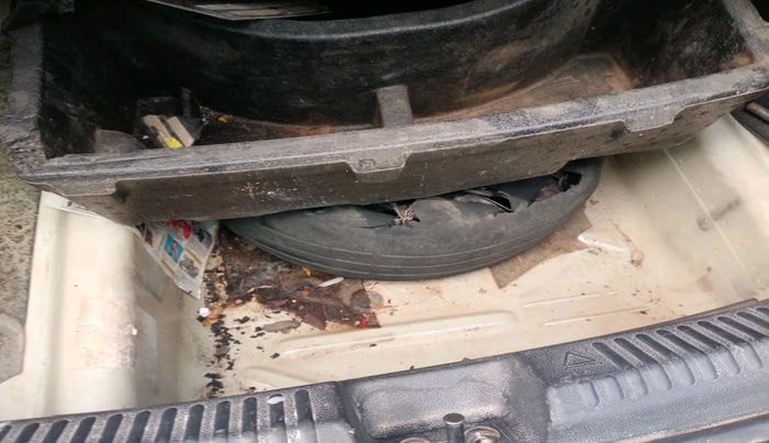 2014 Volkswagen Vento HIGHLINE DIESEL 1.6, Diesel, Manual, 1,14,545 km, tyre