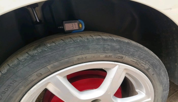 2014 Volkswagen Vento HIGHLINE DIESEL 1.6, Diesel, Manual, 1,14,545 km, tyre