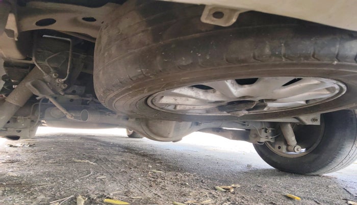 2014 Toyota Innova 2.5 VX 8 STR, Diesel, Manual, 3,28,447 km, tyre