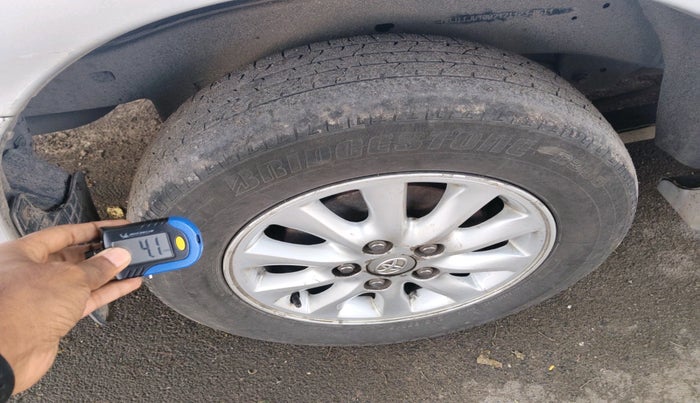 2014 Toyota Innova 2.5 VX 8 STR, Diesel, Manual, 3,28,447 km, tyre