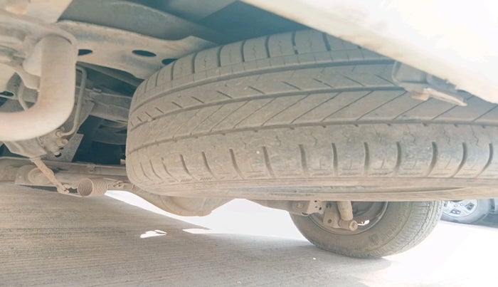 2008 Toyota Innova G4 2.5 8 STR, Diesel, Manual, 4,27,559 km, tyre