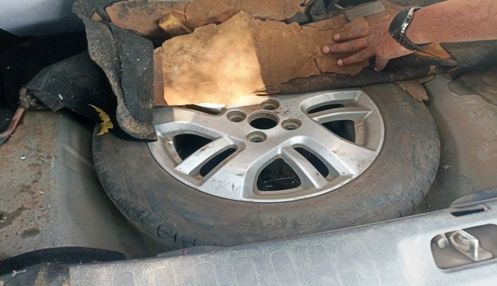 2013 Maruti Swift Dzire ZXI, Petrol, Manual, 79,353 km, tyre