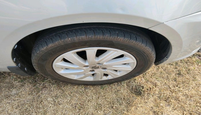 2015 Maruti Swift Dzire ZXI, Petrol, Manual, 90,267 km, tyre