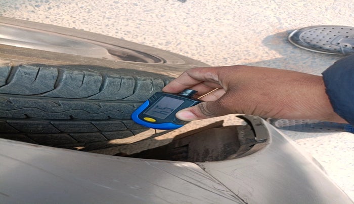 2011 Toyota Corolla Altis J DIESEL, Diesel, Manual, 2,81,429 km, tyre