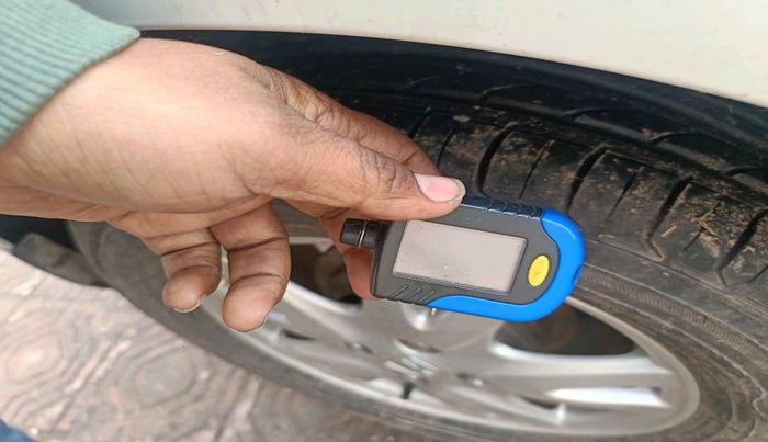 2013 Honda Brio V MT, Petrol, Manual, 83,134 km, tyre