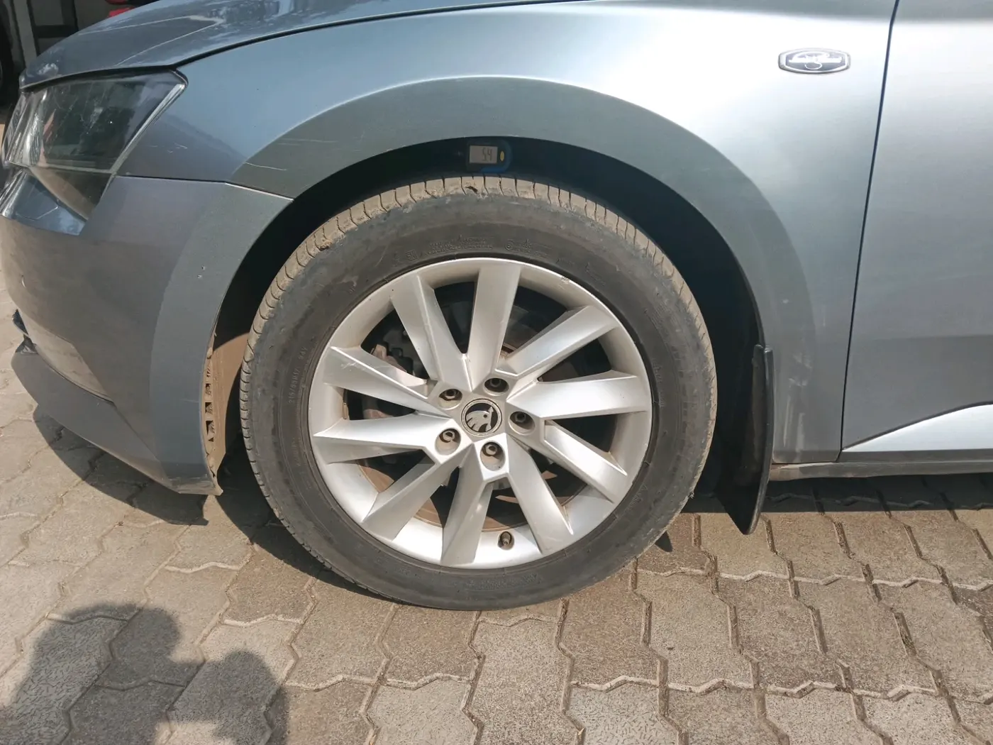 2017 Skoda Superb L&K 2.0 TDI AT, Diesel, Automatic, 1,42,683 km, tyre