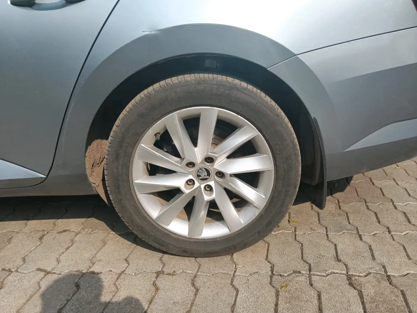 2017 Skoda Superb L&K 2.0 TDI AT, Diesel, Automatic, 1,42,683 km, tyre