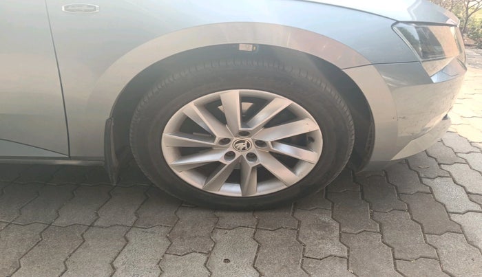 2017 Skoda Superb L&K 2.0 TDI AT, Diesel, Automatic, 1,42,683 km, tyre