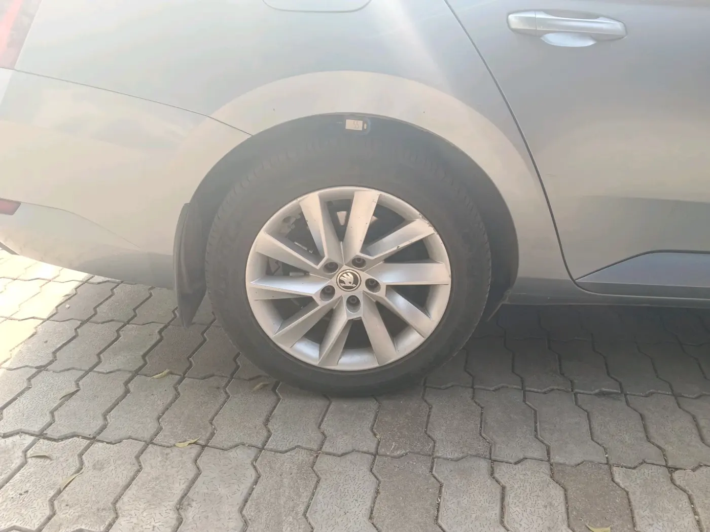 2017 Skoda Superb L&K 2.0 TDI AT, Diesel, Automatic, 1,42,683 km, tyre