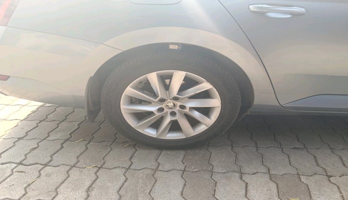 2017 Skoda Superb L&K 2.0 TDI AT, Diesel, Automatic, 1,42,683 km, tyre