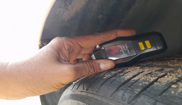 2012 Volkswagen Vento HIGHLINE DIESEL 1.6, Diesel, Manual, 1,02,493 km, tyre