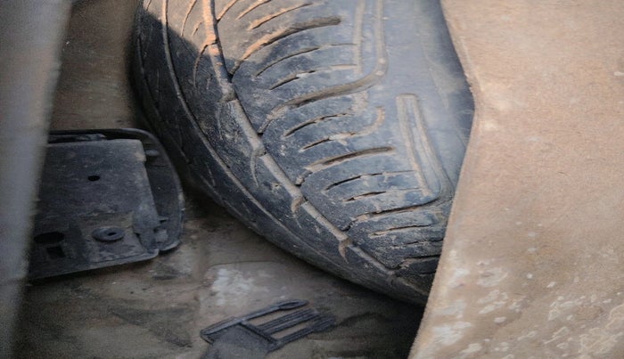 2011 Maruti Alto K10 VXI, CNG, Manual, 1,85,554 km, tyre