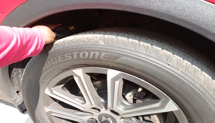 2022 Mahindra XUV700 AX 7 D AT 7 STR, Diesel, Automatic, 91,539 km, tyre