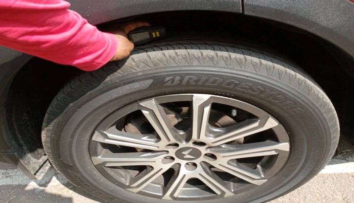 2022 Mahindra XUV700 AX 7 D AT 7 STR, Diesel, Automatic, 91,539 km, tyre