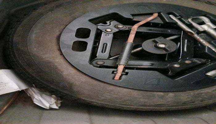 2016 Mahindra Kuv100 K4 6 STR, Petrol, Manual, 52,875 km, tyre