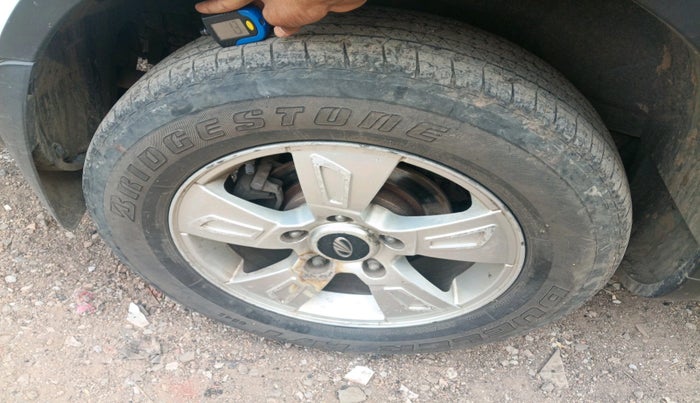 2012 Mahindra XUV500 W8, Diesel, Manual, 2,14,193 km, tyre