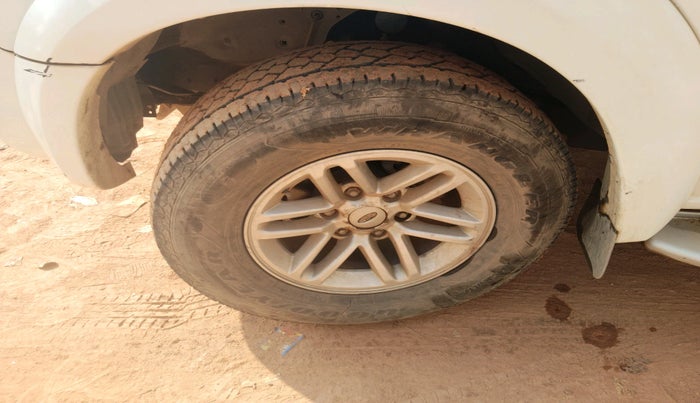 2011 Ford Endeavour 2.5L 4X2 AT, Diesel, Automatic, 83,826 km, tyre