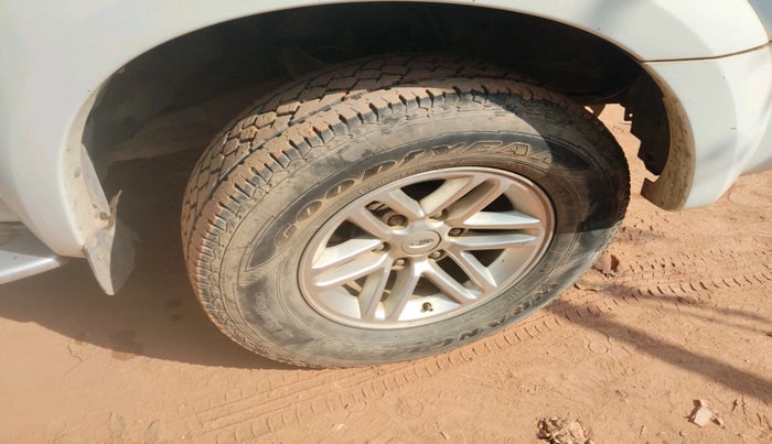 2011 Ford Endeavour 2.5L 4X2 AT, Diesel, Automatic, 83,826 km, tyre