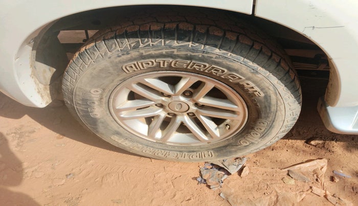 2011 Ford Endeavour 2.5L 4X2 AT, Diesel, Automatic, 83,826 km, tyre