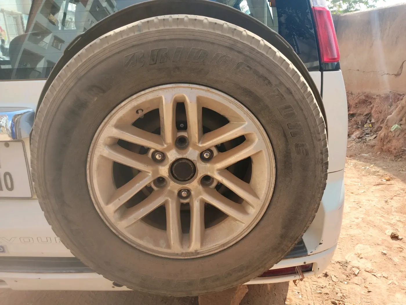 2011 Ford Endeavour 2.5L 4X2 AT, Diesel, Automatic, 83,826 km, tyre