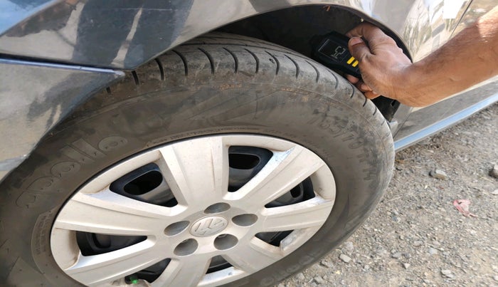 2016 Volkswagen Ameo COMFORTLINE 1.2L, Petrol, Manual, 2,05,971 km, tyre