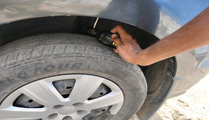 2016 Volkswagen Ameo COMFORTLINE 1.2L, Petrol, Manual, 2,05,971 km, tyre