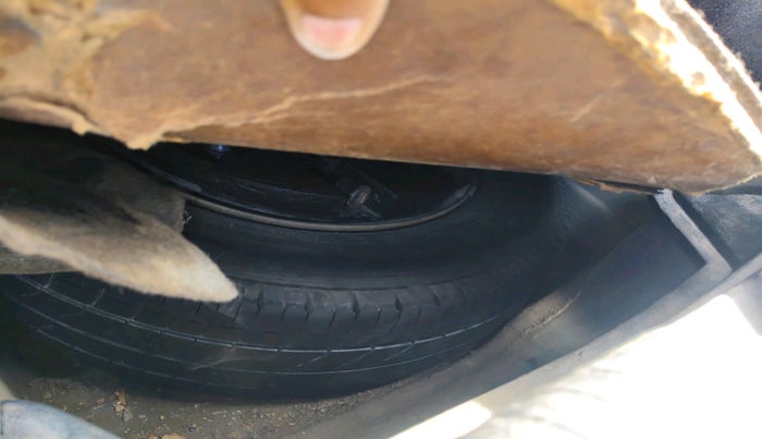 2016 Volkswagen Ameo COMFORTLINE 1.2L, Petrol, Manual, 2,05,971 km, tyre