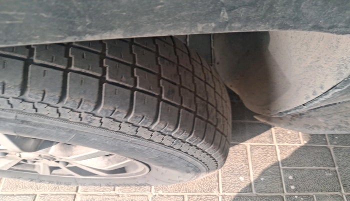 2017 Mahindra TUV300 T8, Diesel, Manual, 97,104 km, tyre