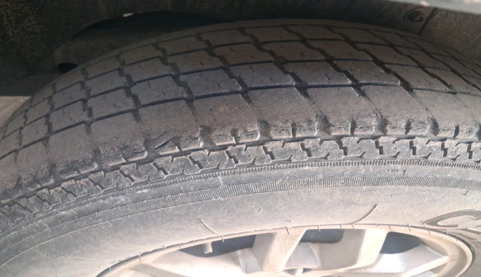 2017 Mahindra TUV300 T8, Diesel, Manual, 97,104 km, tyre