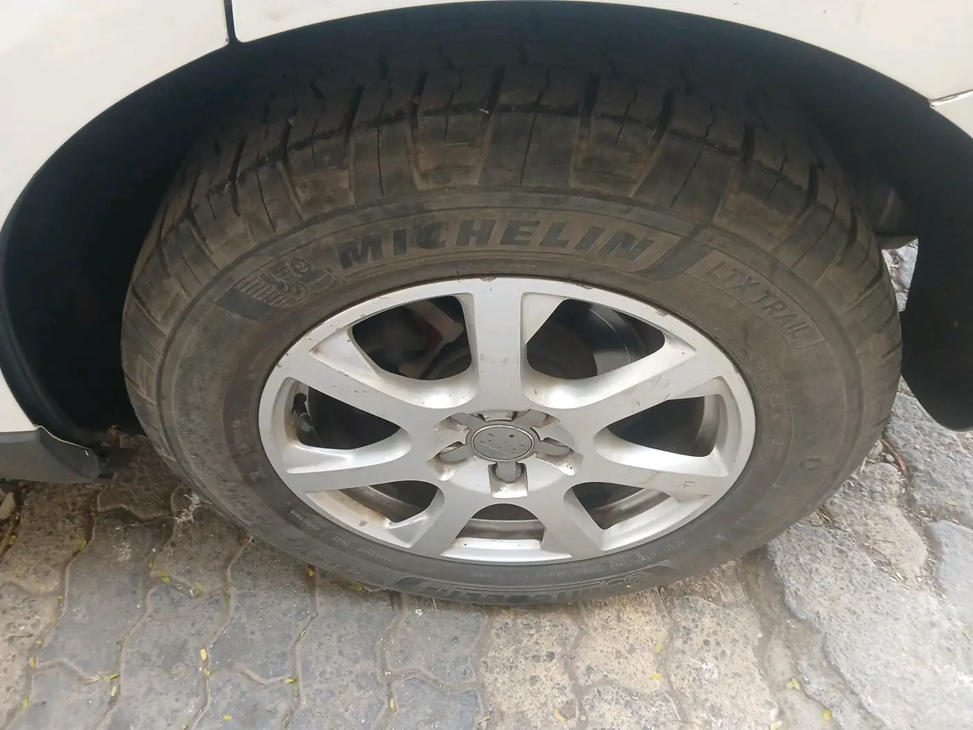 2013 Audi Q5 2.0 TDI QUATTRO, Diesel, Automatic, 1,52,810 km, tyre