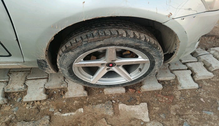 2011 Maruti Swift LXI, Petrol, Manual, 1,66,948 km, tyre