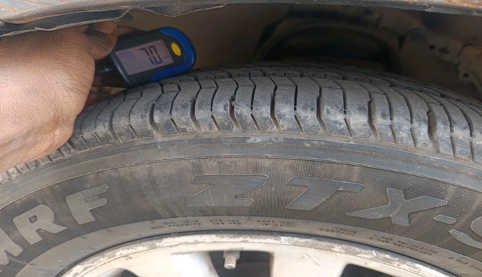 2014 Toyota Innova 2.5 VX 8 STR, Diesel, Manual, 1,78,740 km, tyre