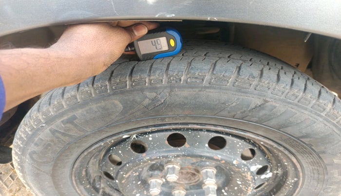 2014 Toyota Innova 2.5 VX 8 STR, Diesel, Manual, 1,78,740 km, tyre