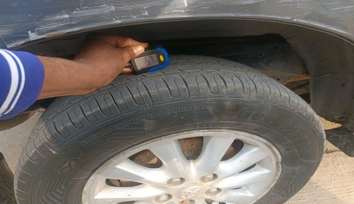 2014 Toyota Innova 2.5 VX 8 STR, Diesel, Manual, 1,78,740 km, tyre