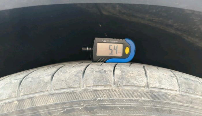 2017 Audi Q3 30 TDI PREMIUM PLUS, Diesel, Automatic, 1,29,745 km, tyre